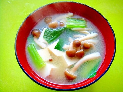 豆腐としめじ小松菜の味噌汁
